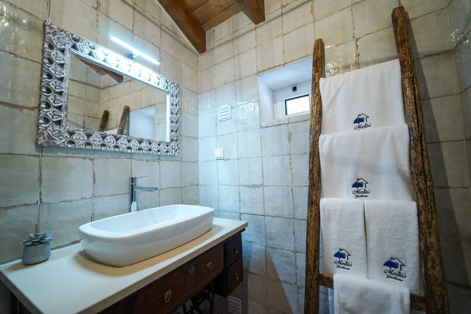 Comfort Room | Bathroom | Free toiletries, hair dryer, bathrobes