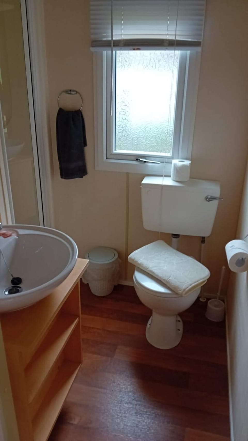 Newton Stewart-sleeps 6-pool-parking-pet Friendly Cabin in Scotland