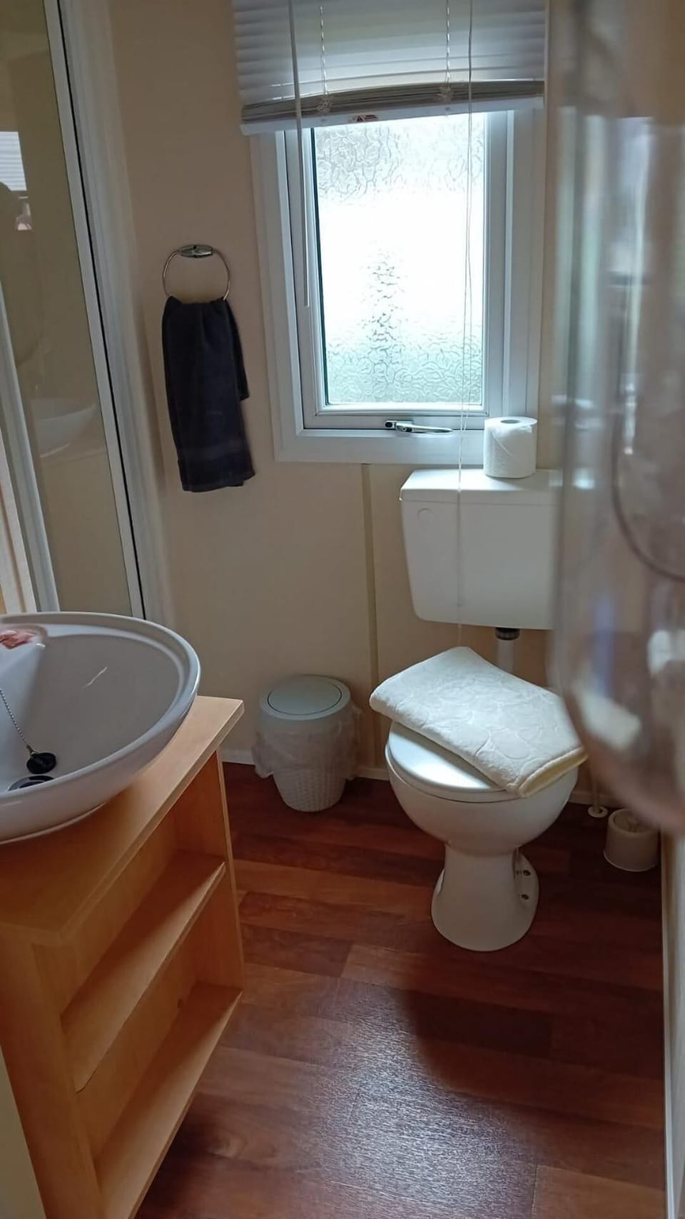 Newton Stewart-sleeps 6-pool-parking-pet Friendly Cabin in Scotland