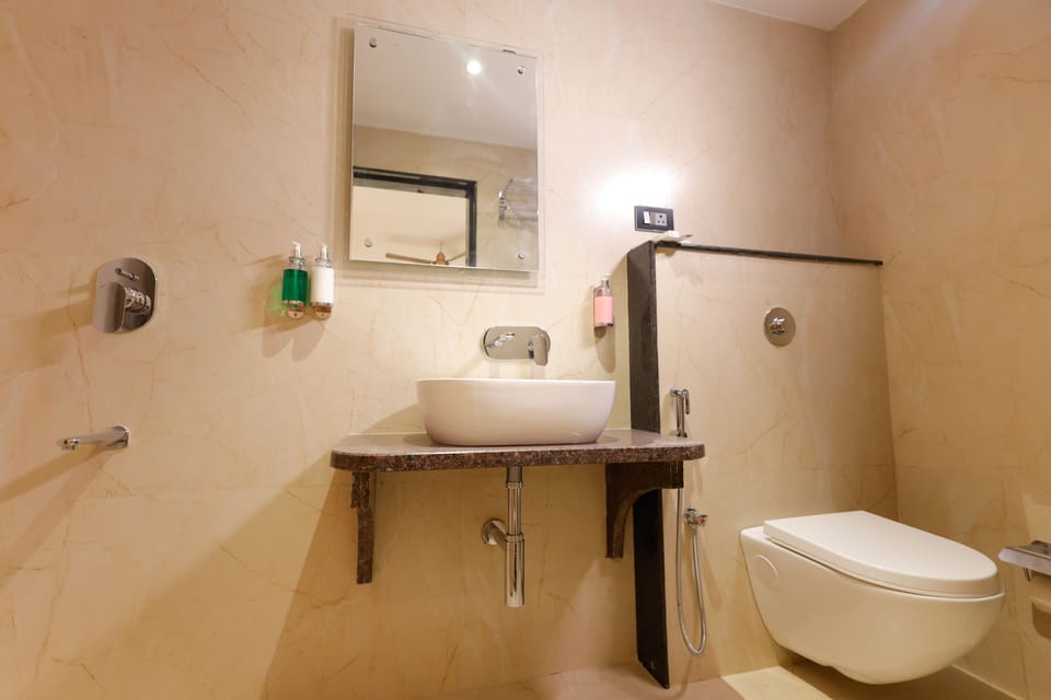 Deluxe Room | Bathroom | Shower, rainfall showerhead, free toiletries, hair dryer
