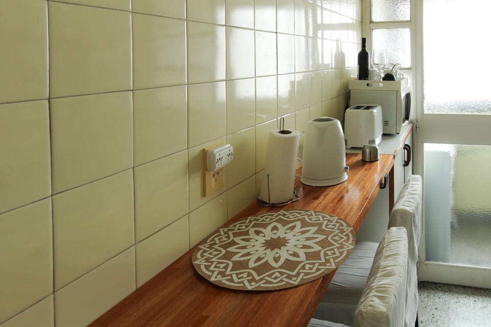 City Apartment | Private kitchen | Fridge, microwave, oven, stovetop