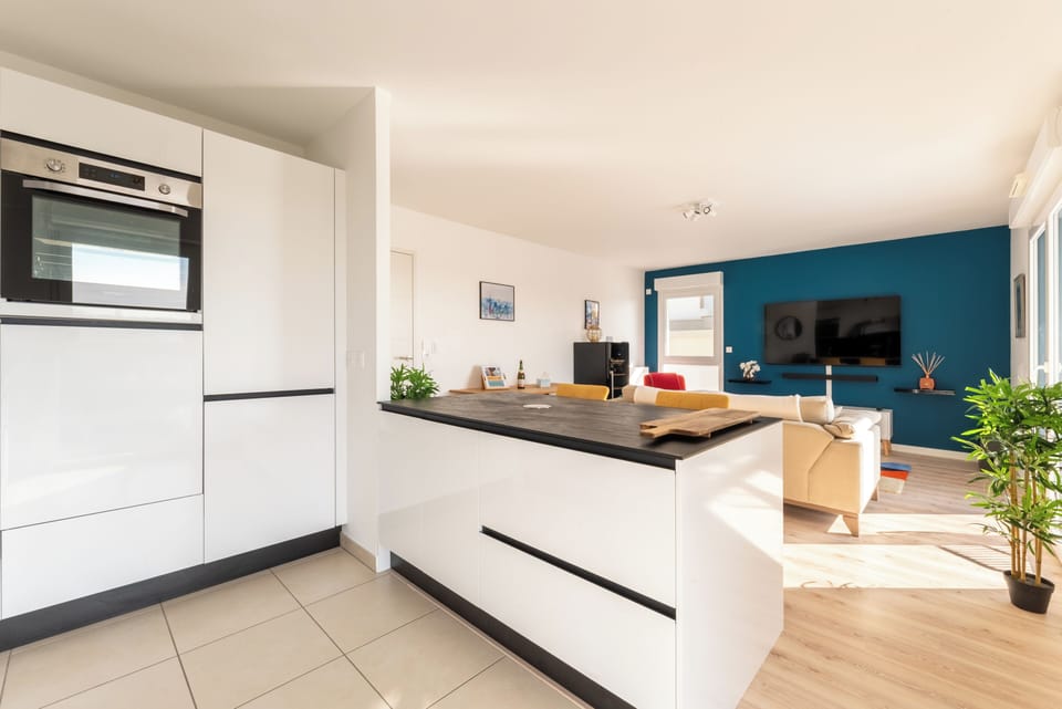 Panoramic Penthouse | Living area | 55-inch Smart TV with cable channels, video-game console, Netflix