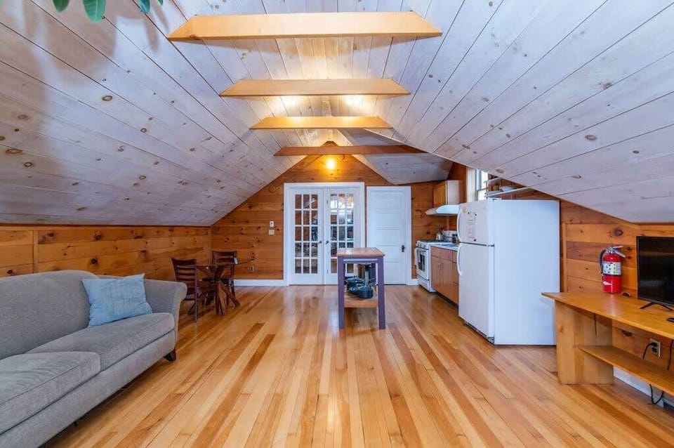 Bright and Cozy Prvt Treehouse Apt Near downtown! Bed and Breakfast in Burlington