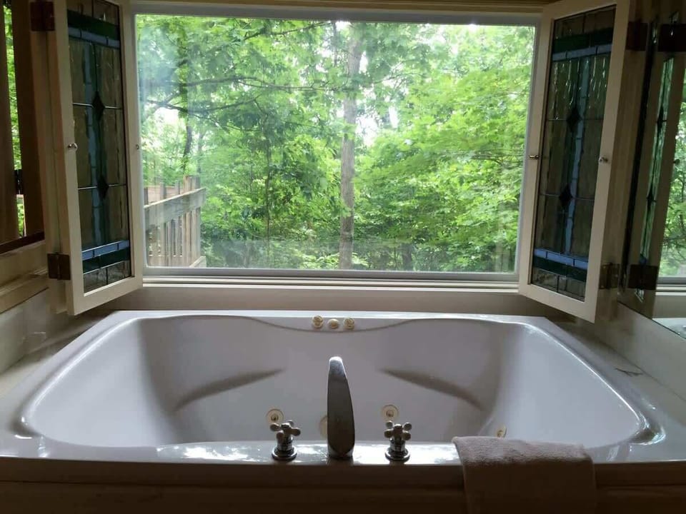 XL Jacuzzi tub for 2.
