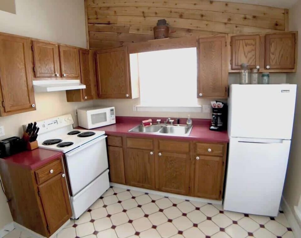 Full kitchen.