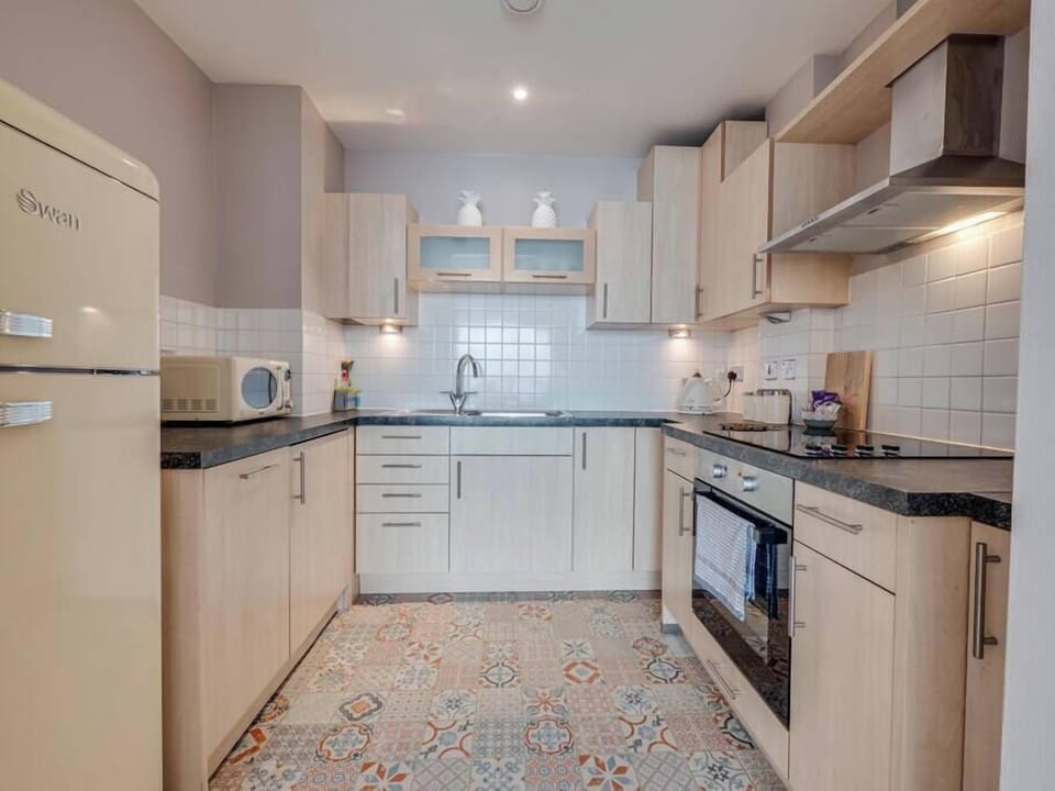 The kitchen is fully equipped with everything you'll need to cook - if it's a English breakfast or a Sunday Roast - yum! 
