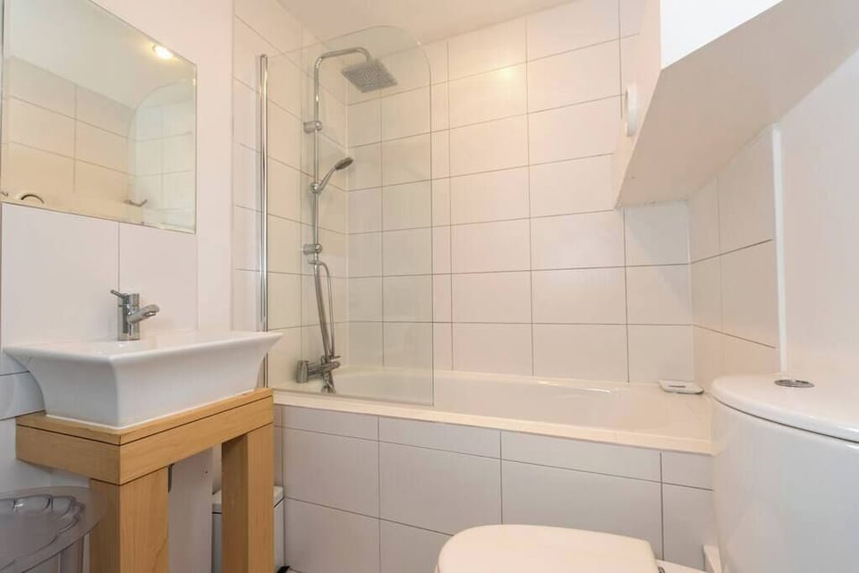 Relaxing rainfall shower with handheld attachment, the perfect way to freshen up after a day out in the city