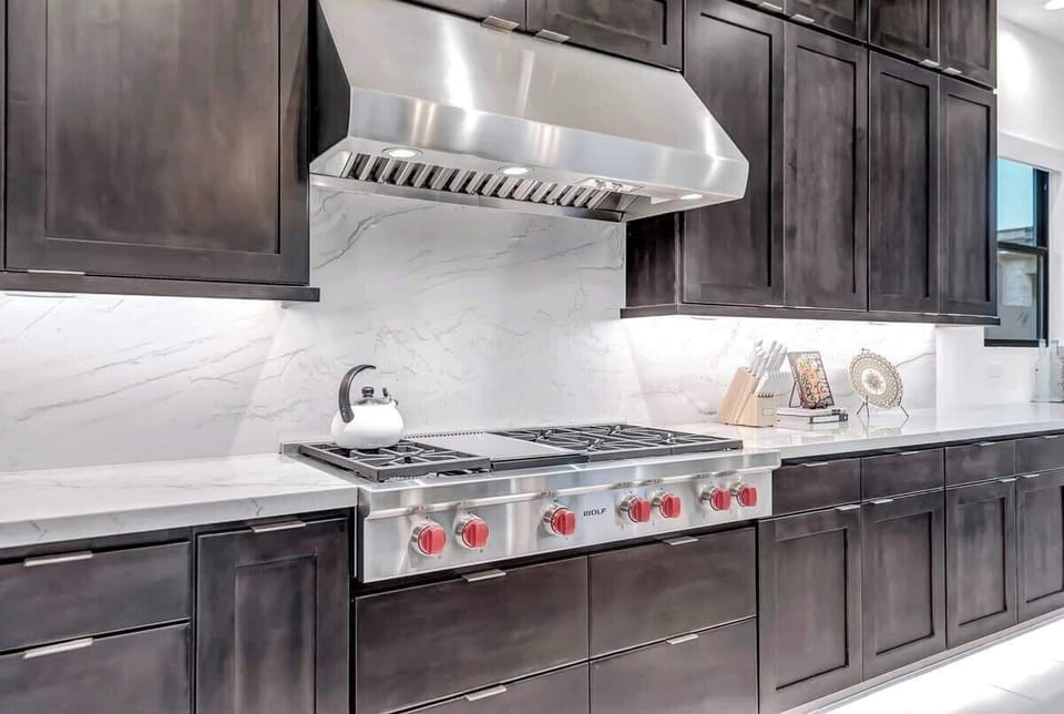 In this chic kitchen, where modern elegance meets functionality, every detail is designed to inspire. From the sleek appliances to the stylish decor, it’s a space where culinary creativity and comfort come together seamlessly.