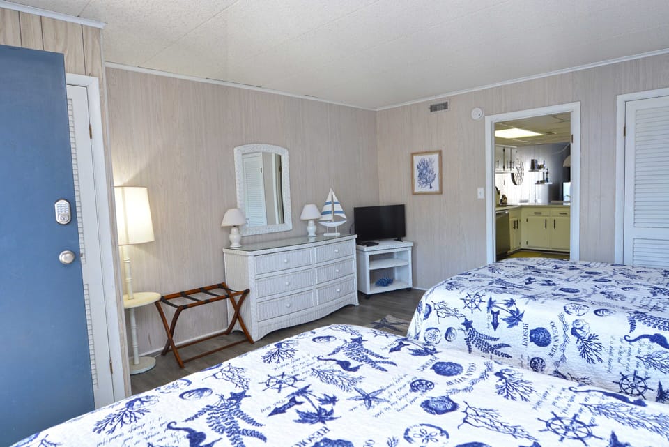 TWO-QUEEN-BEDS