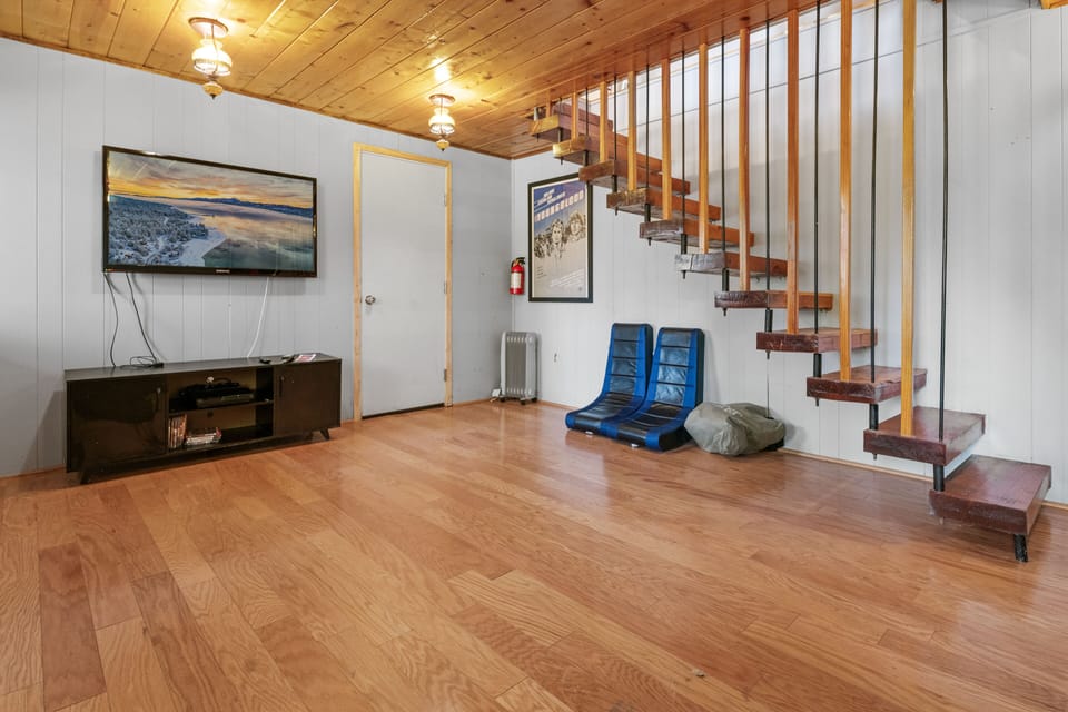 Downstairs living room - Large living room with TV (additional sleeping: Futon sofa on the lowest “bonus” room & full-size air mattress (2 ppl))