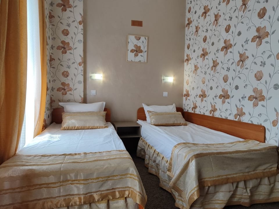City Single Room | Hypo-allergenic bedding, in-room safe, individually decorated, desk