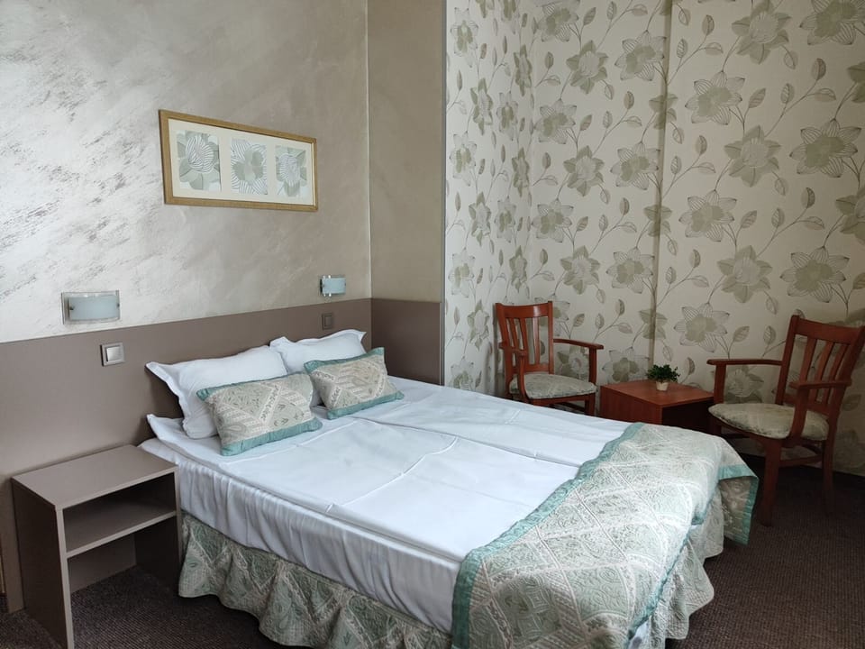 City Single Room | Hypo-allergenic bedding, in-room safe, individually decorated, desk