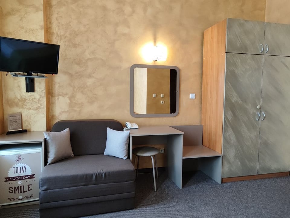 City Single Room | Hypo-allergenic bedding, in-room safe, individually decorated, desk