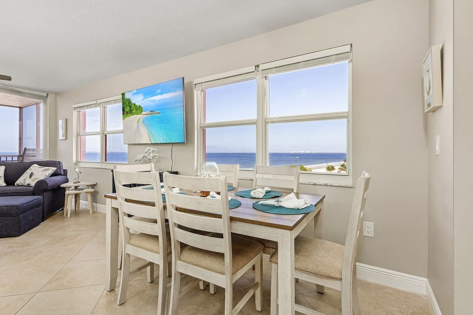 Apartment, 2 Bedrooms | Dining