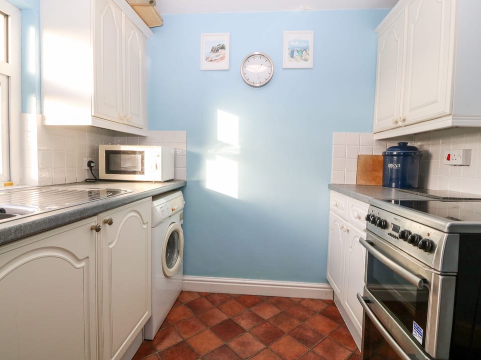 Fridge, dishwasher, cookware/dishes/utensils