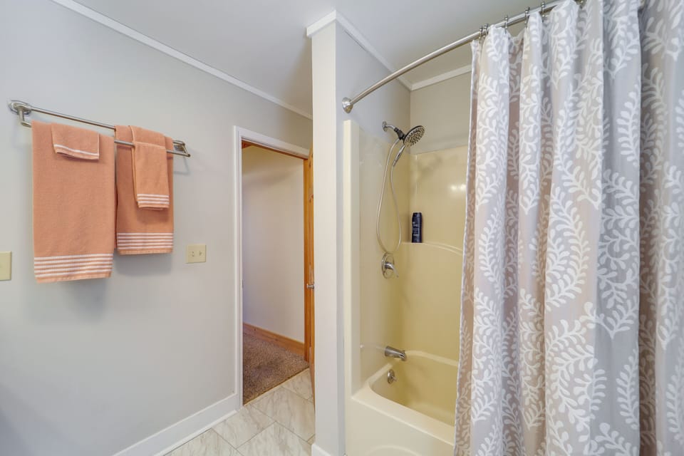 Pet-friendly Cabin w/ Fire Pit in Spruce Pine! Cottage in Mitchell County