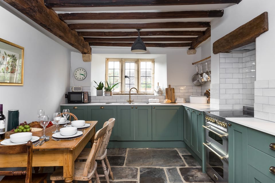 Rustic chic, well-equipped dining kitchen with an electric range oven and hob