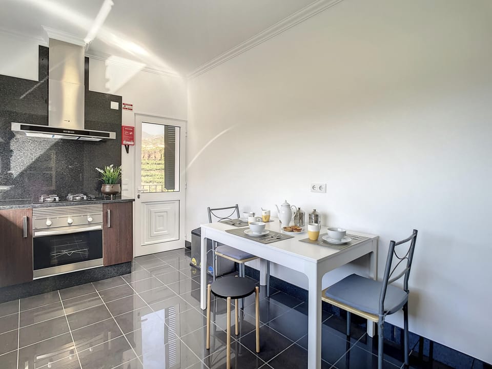 House, Smoking | 3 bedrooms, desk