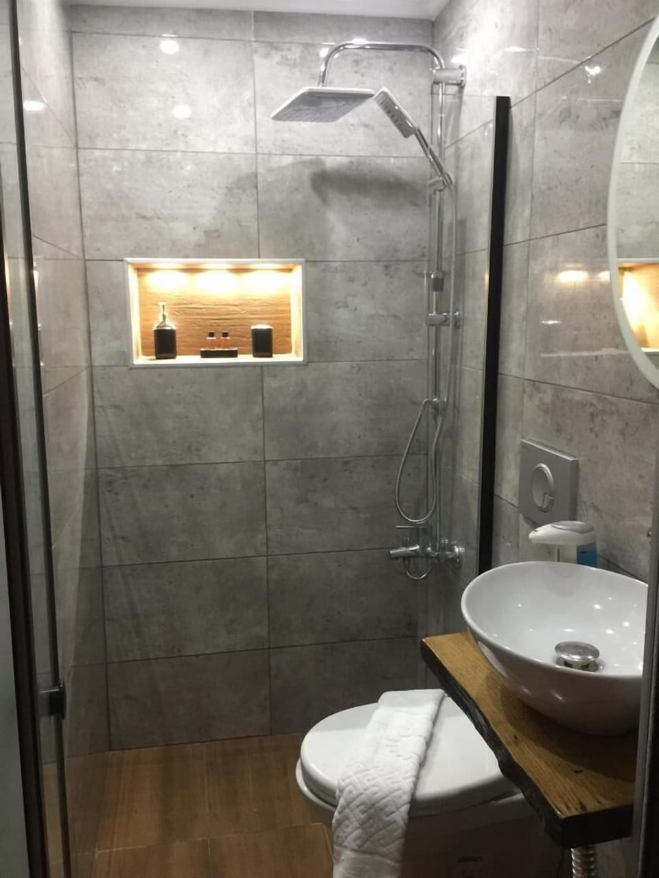 Shower, rainfall showerhead, free toiletries, hair dryer