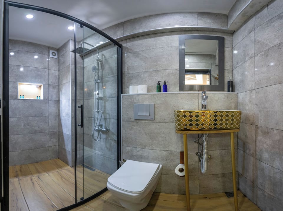 Deluxe Quadruple Room | Bathroom | Shower, rainfall showerhead, free toiletries, hair dryer
