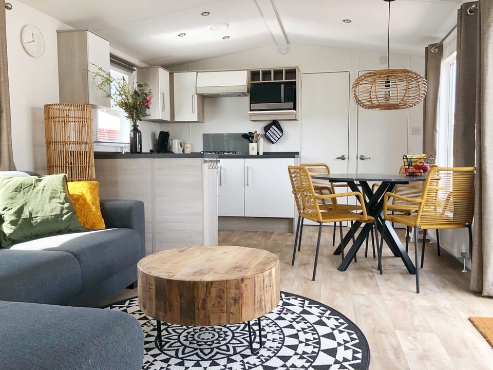 Chalet 555 | Private kitchen | Stovetop, coffee/tea maker, electric kettle, toaster