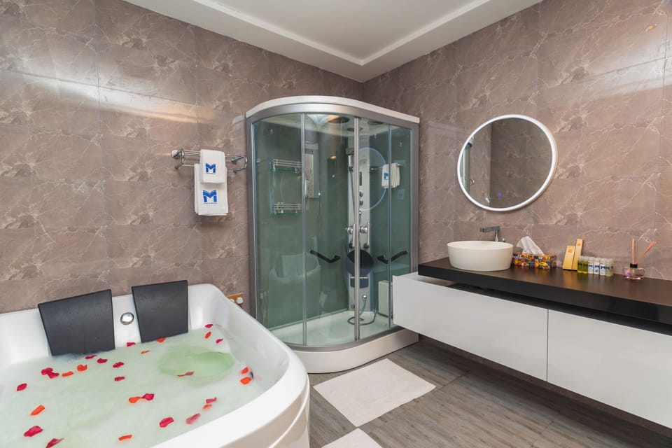 Presidential Room, 1 Bedroom, Non Smoking, Partial Ocean View | Bathroom | Combined shower/tub, deep soaking tub, designer toiletries, hair dryer