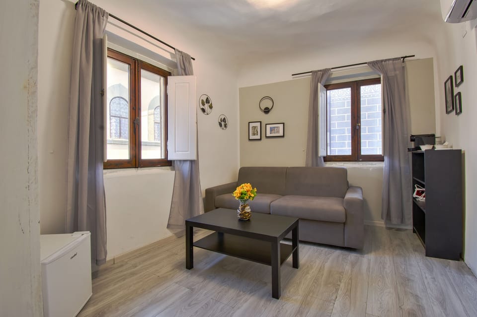 Deluxe Suite | 1 bedroom, iron/ironing board (on request), WiFi (free), bed sheets