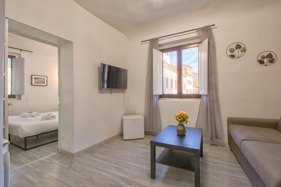 Deluxe Suite | 1 bedroom, iron/ironing board, free WiFi, bed sheets