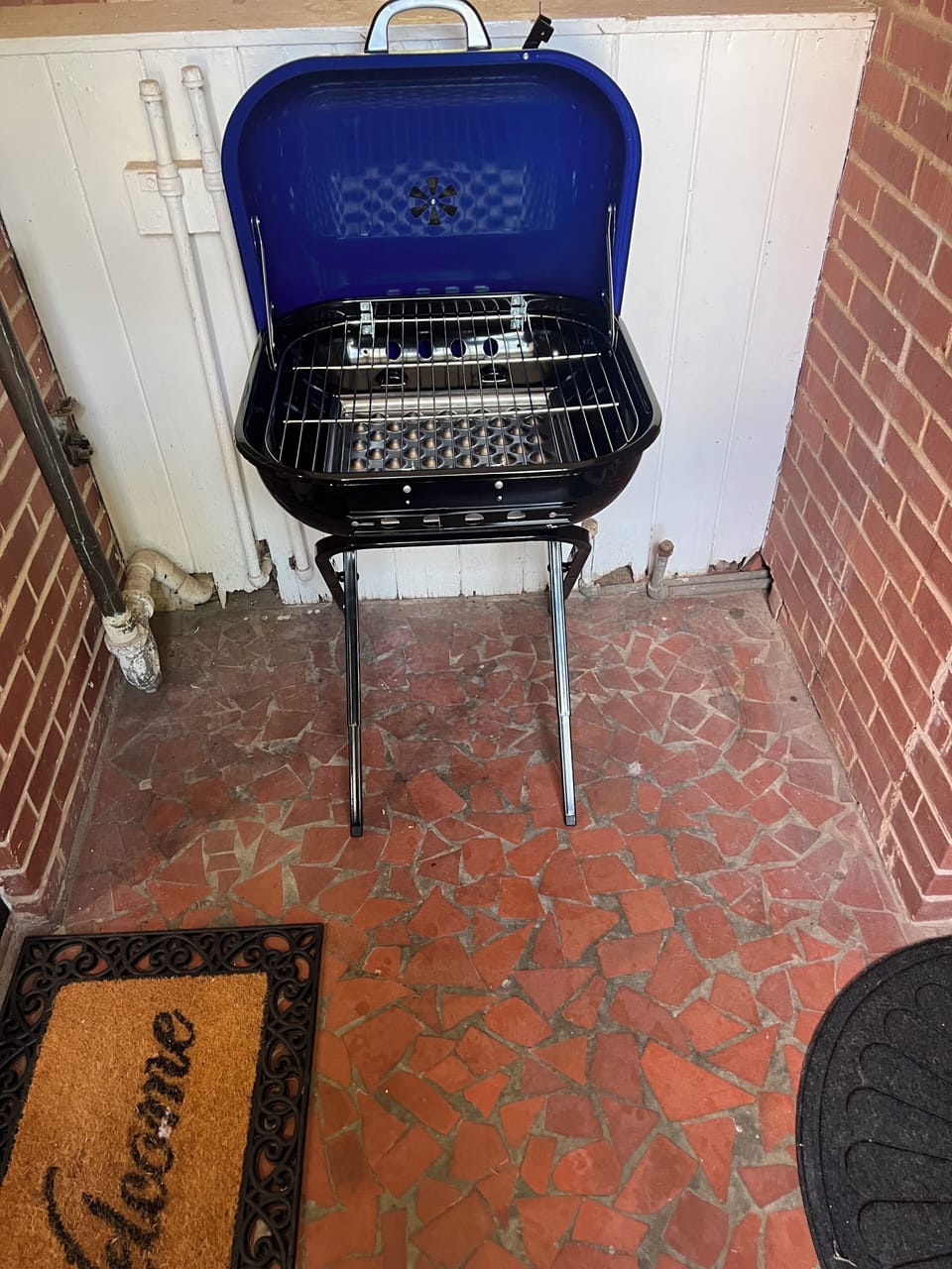 Portable charcoal grill