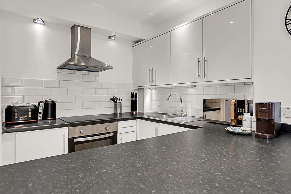 Apartment | Private kitchen | Fridge, microwave, oven, stovetop