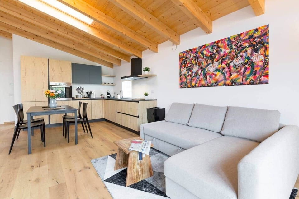 soggiorno open space comprensivo di divano angolare che all'occorrenza diventa un letto matrimoniale alla francese
