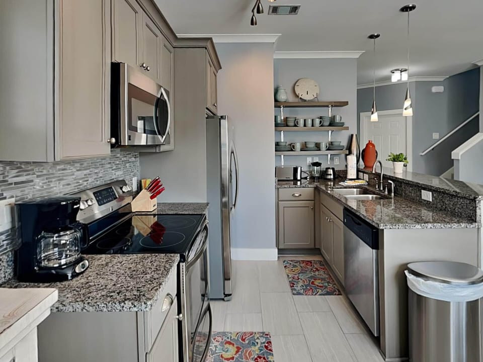 House, Multiple Beds, Balcony, Pool View | Private kitchen | Fridge, microwave, oven, stovetop