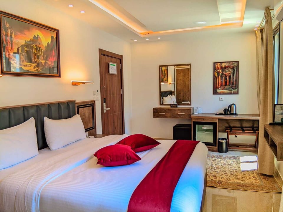 Deluxe Double Room | Minibar, in-room safe, desk, soundproofing