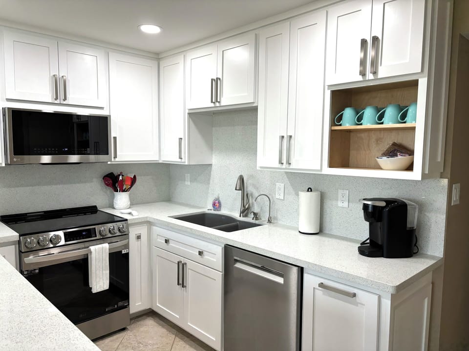 Galley Kitchen has all full size appliances.