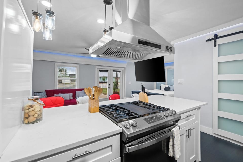 Standard Studio | Private kitchen | Full-size fridge, microwave, oven, stovetop