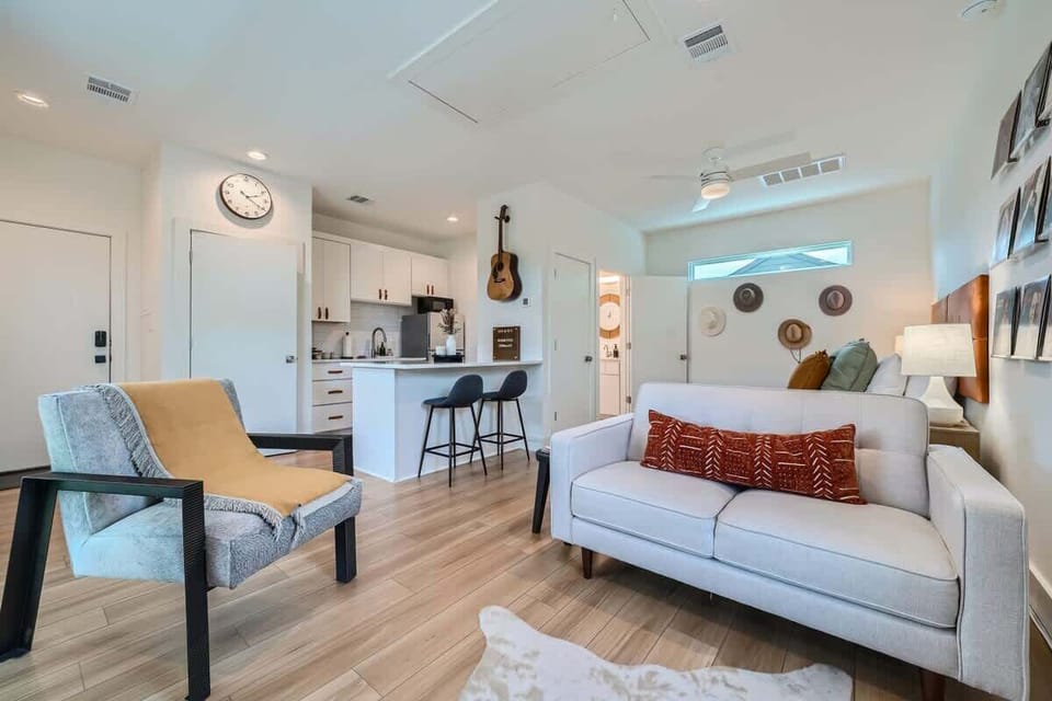 Inviting living space with warm lighting and thoughtfully chosen accents.