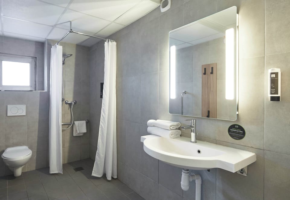 Double Room, Mobility Accessible, Non Smoking | Bathroom | Combined shower/tub, free toiletries, hair dryer, towels