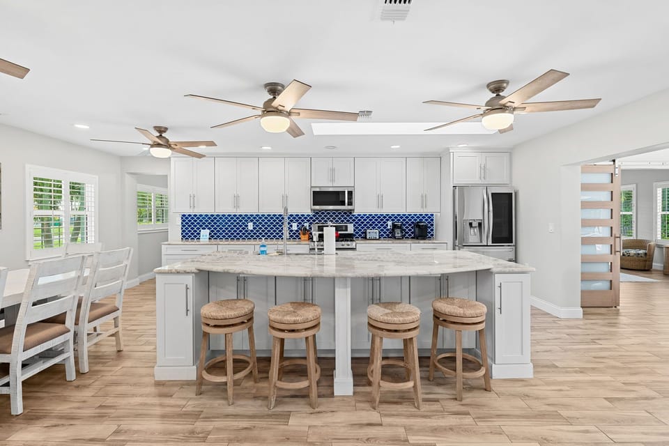 Enjoy a bright and open kitchen/dining area!