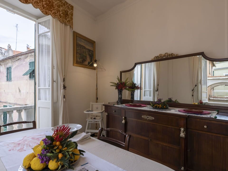 Property, Furniture, Mirror, Cabinetry, Plant, Building, Countertop, Houseplant, Tap, Wood