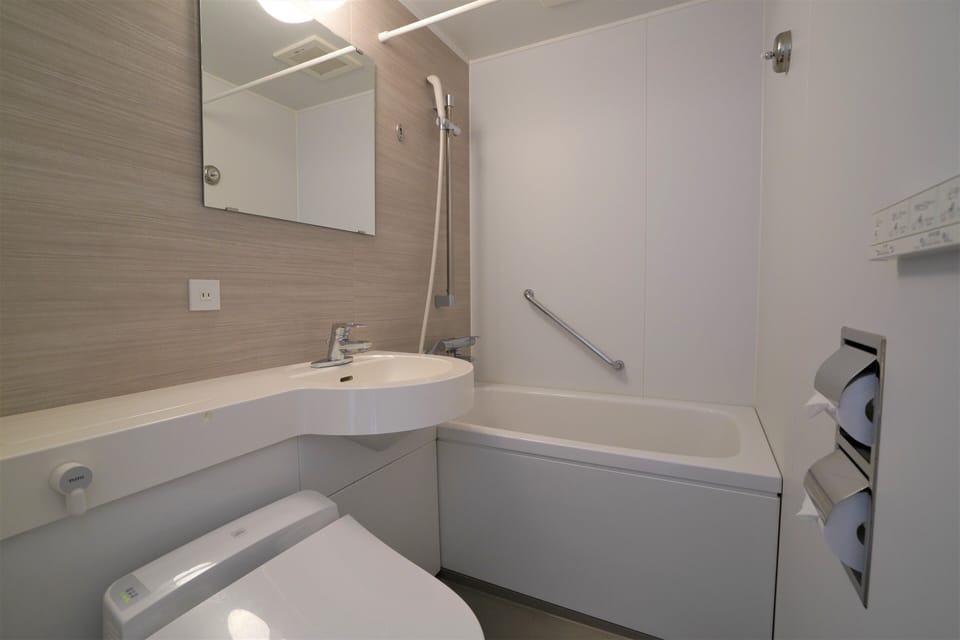 Combined shower/tub, free toiletries, hair dryer, slippers