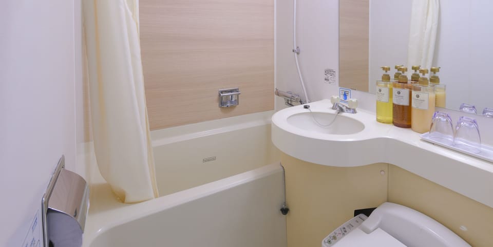 Combined shower/tub, deep soaking tub, free toiletries, hair dryer