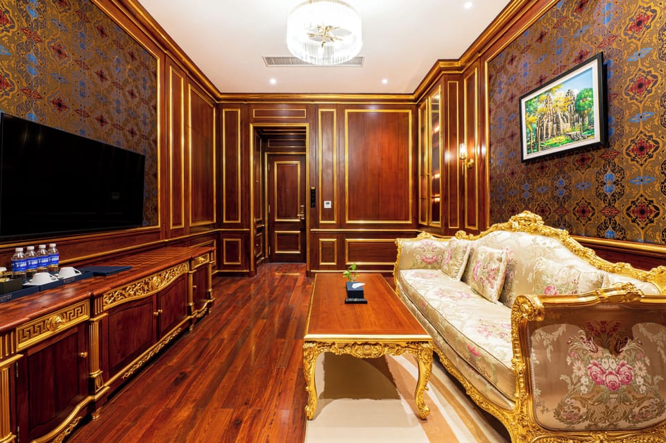 Royal Suite, City View | Living area | 55-inch Smart TV with digital channels, printers