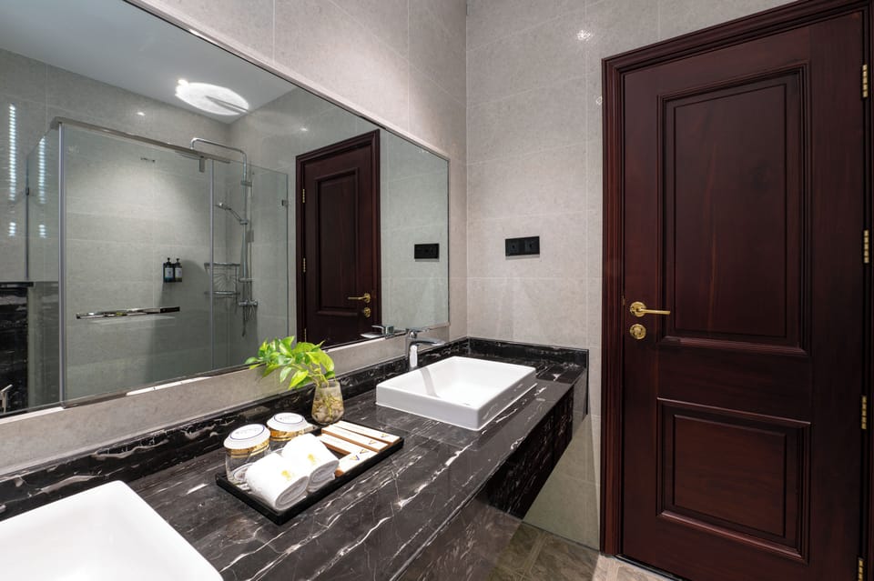 Shower, rainfall showerhead, free toiletries, hair dryer