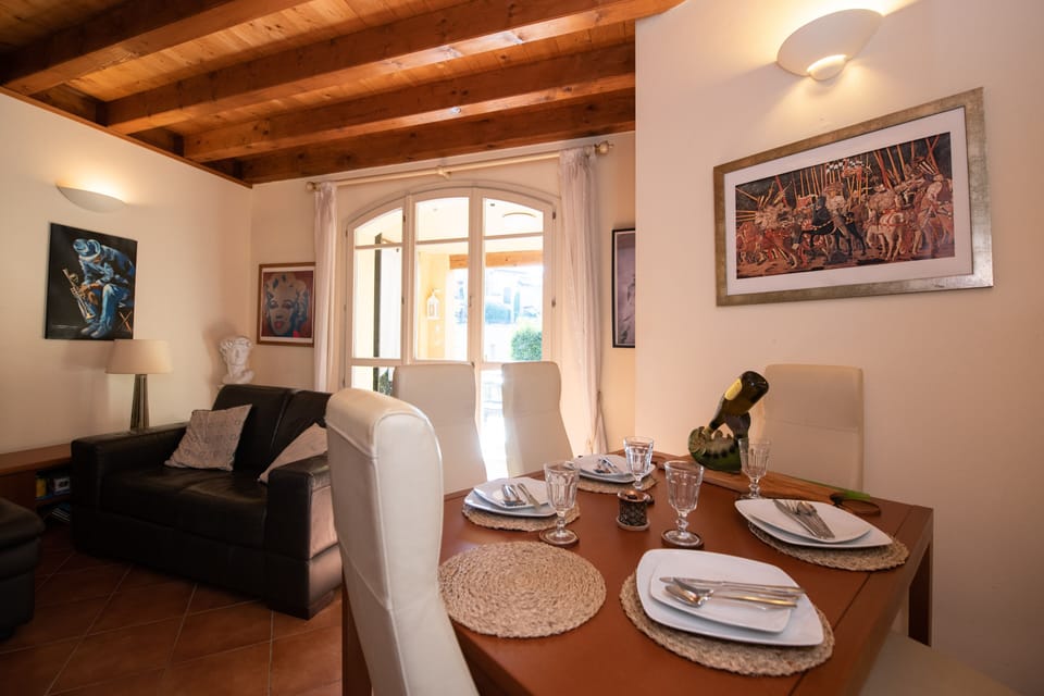 Club Apartment | Living area | 43-inch flat-screen TV with digital channels