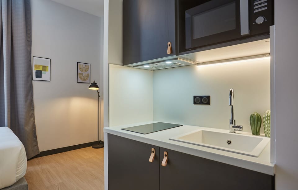 Studio | Private kitchenette | Fridge, microwave, stovetop, electric kettle
