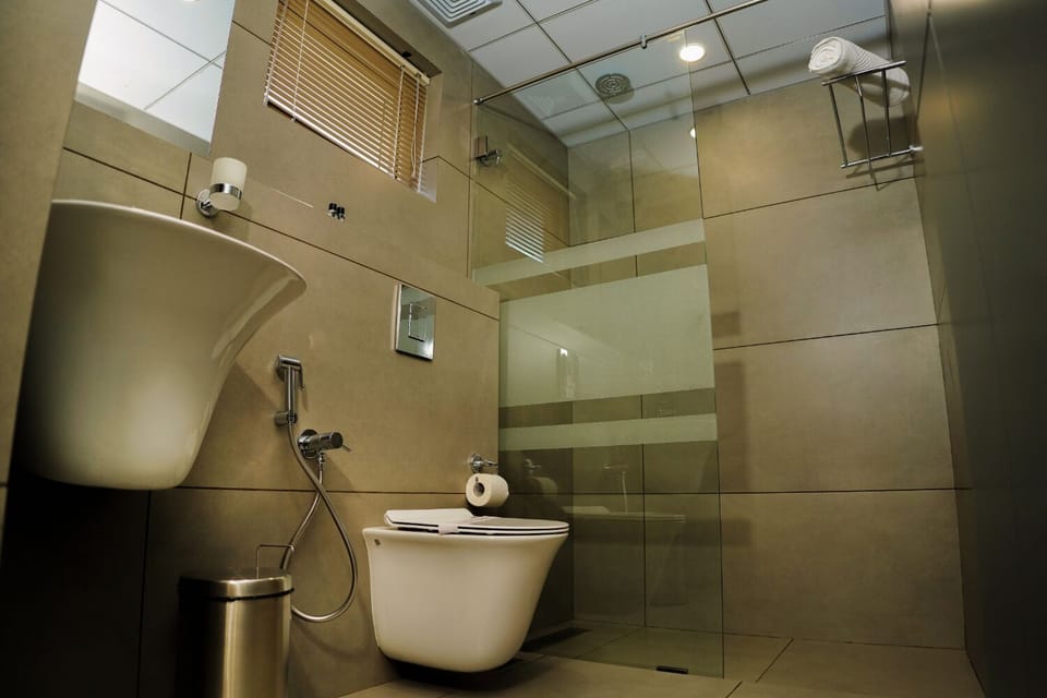 Rainfall showerhead, free toiletries, bidet, towels