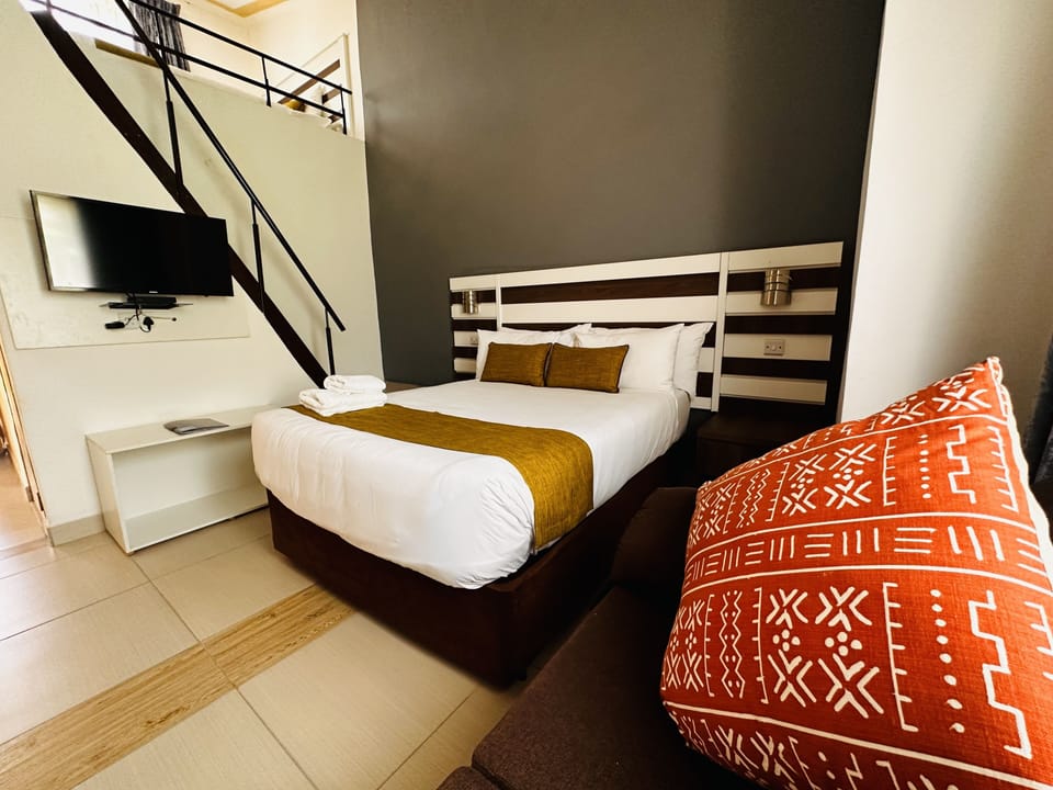 Standard Triple Room | Desk, laptop workspace, iron/ironing board (on request), WiFi (free)