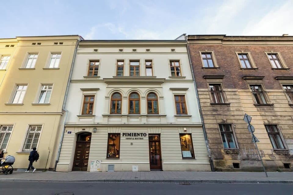 A neighbourhood with buildings in which the apartment is located. 