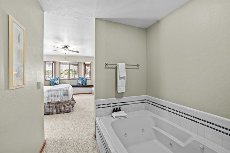 4 Bedroom Home with Hot Tubnd Ski Access by RedAwning House in Sierra Nevada