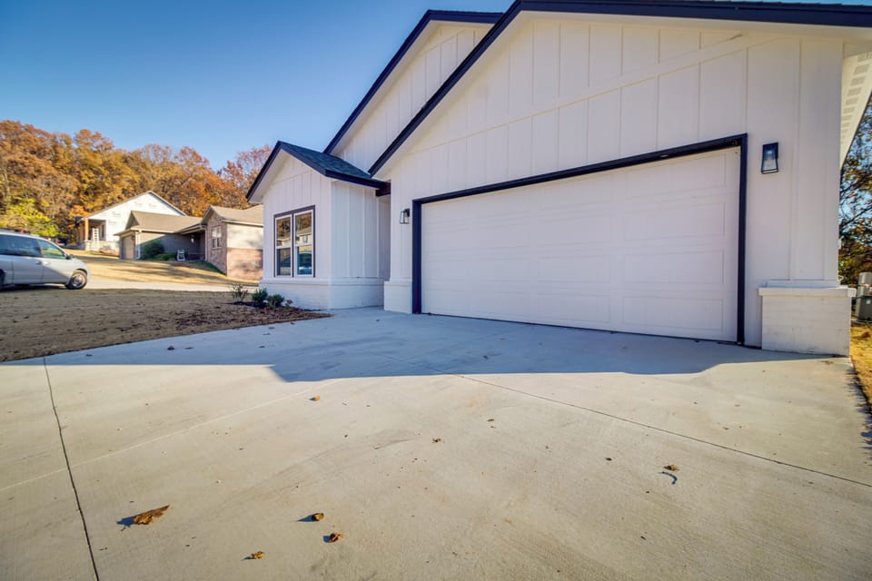 Near Grand Lake: Charming Grove Home w/ Deck Cottage in Grove